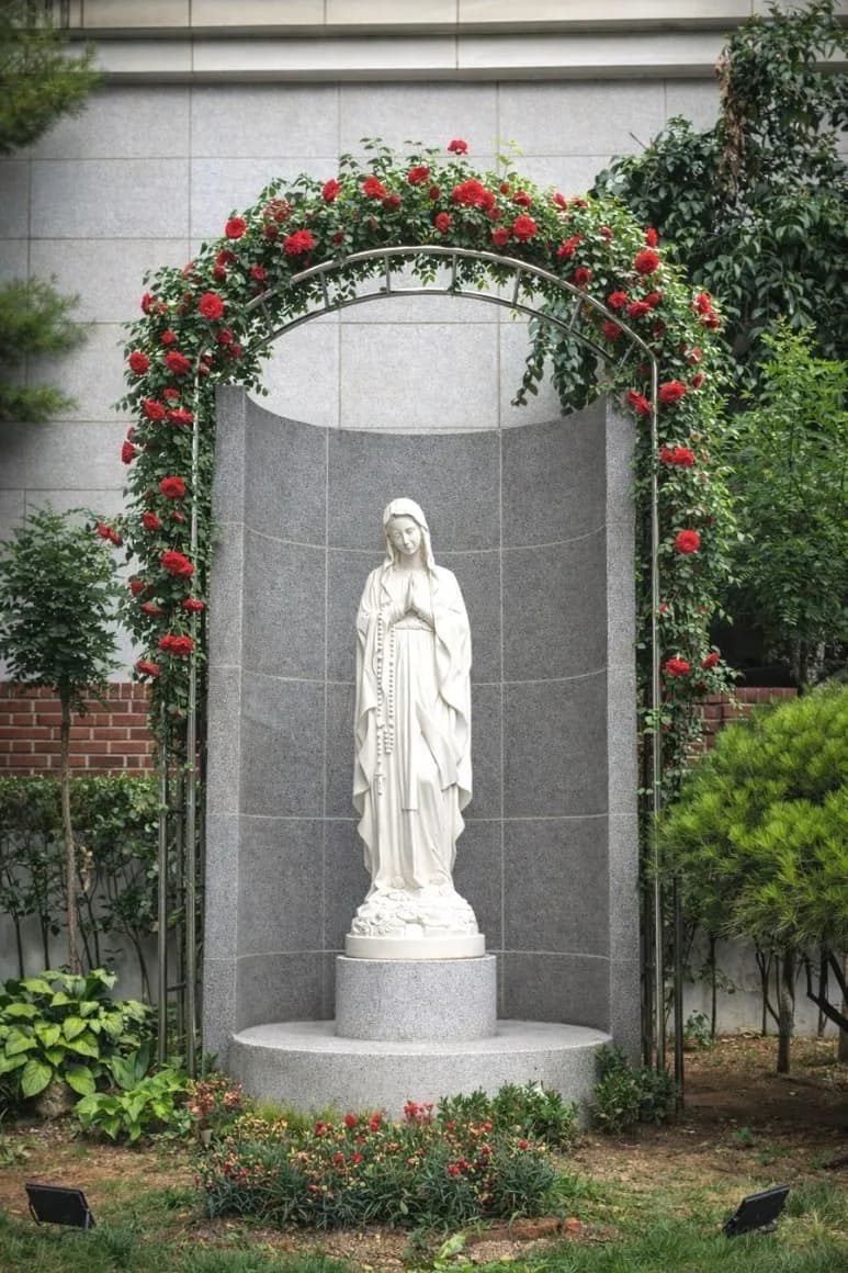 외부 조경 공간에 설치한 스테인리스 장미아치